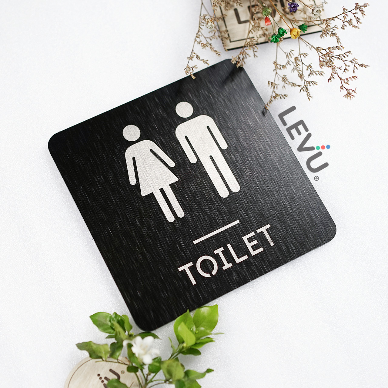 Bảng toilet bằng nhôm alu đen xước trang trí cửa khu vực nhà vệ sinh