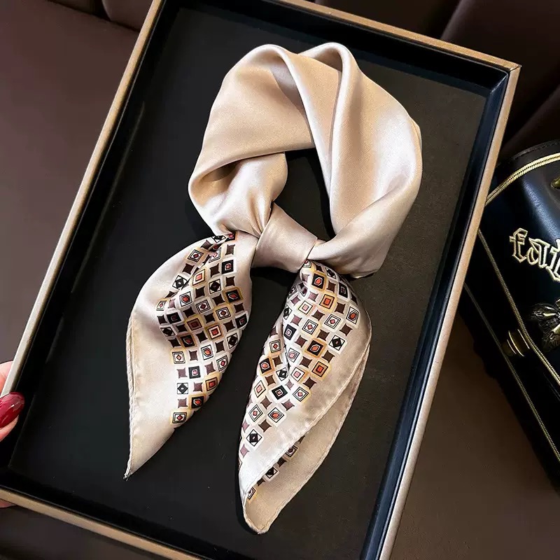 KHĂN QUÀNG CỔ LỤA HÌNH VUÔNG SANG TRỌNG THỜI TRANG