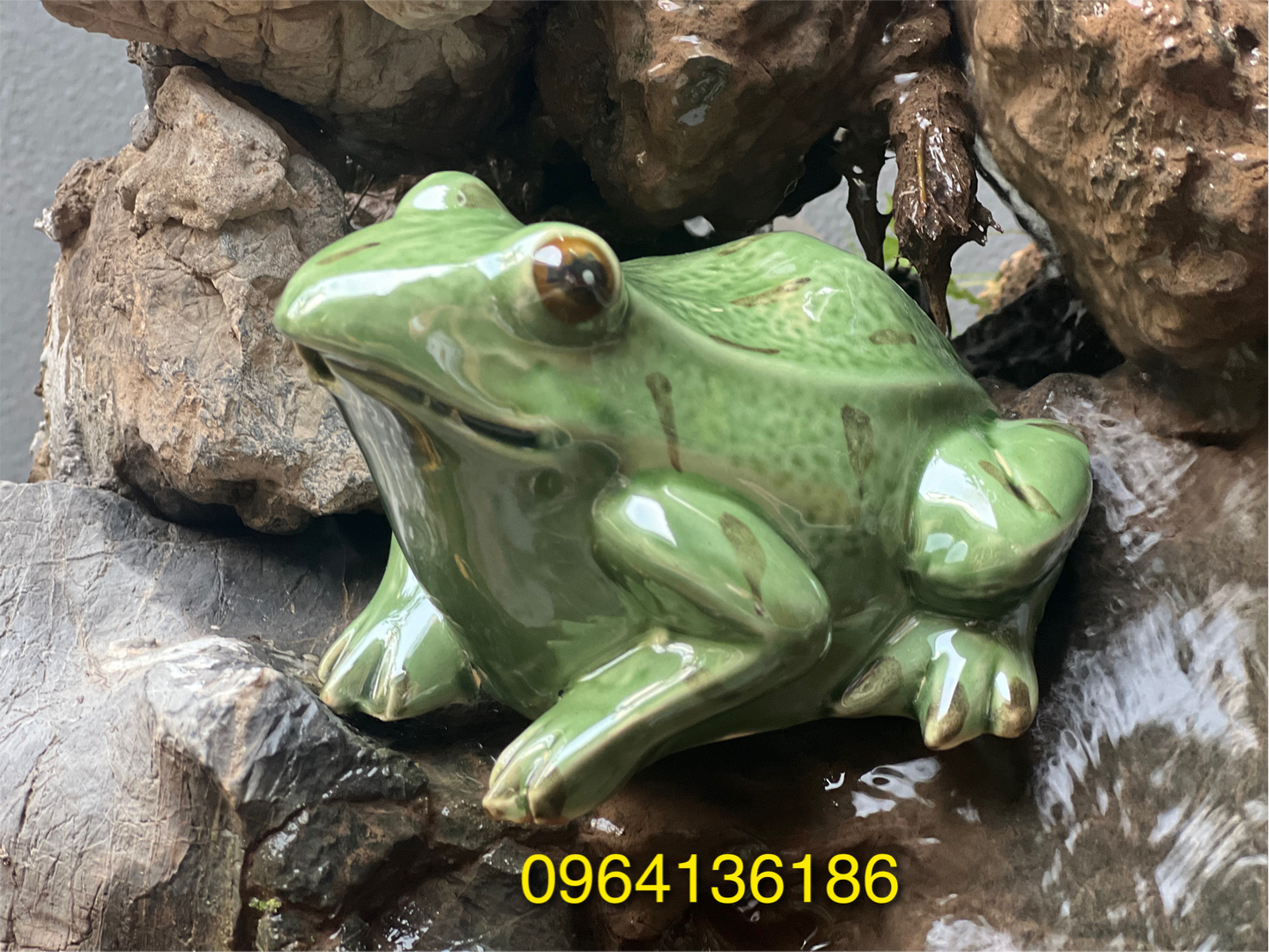 Tiểu cảnh chú ếch xanh phun nước dài 14cm gốm sứ Bát Tràng