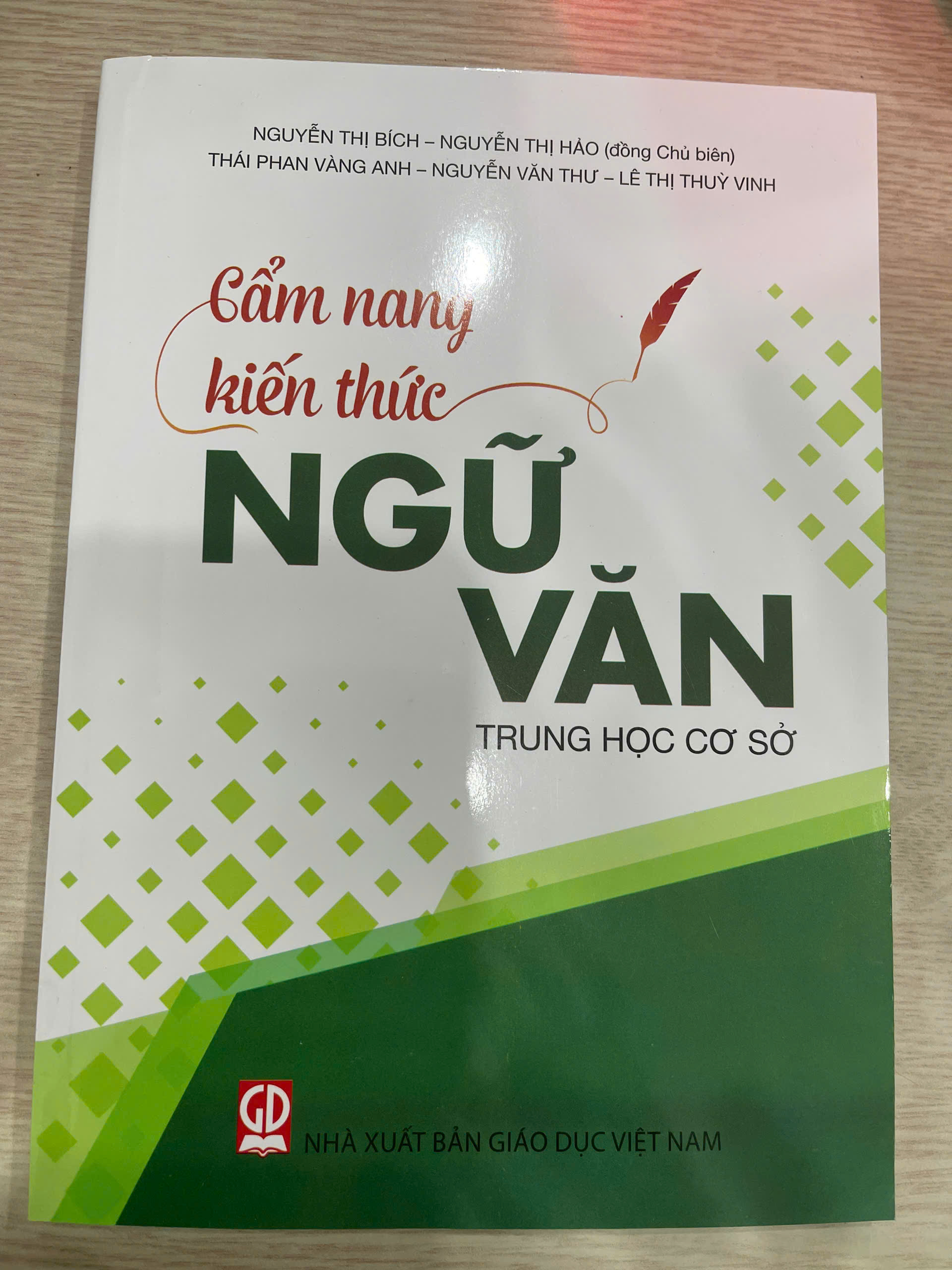 Sách - Cẩm Nang Kiến Thức Ngữ Văn Trung Học Cơ Sở