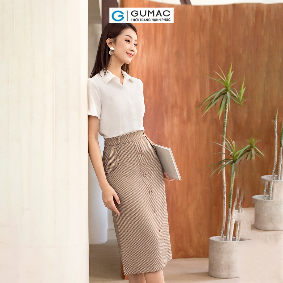 Áo sơ mi nữ tay ngắn xẻ V thời trang GUMAC AD06032
