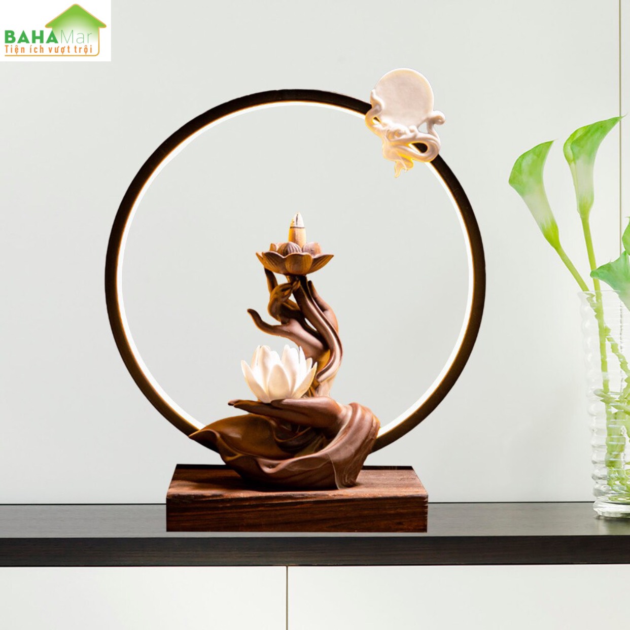 LƯ HƯƠNG VÒNG TRÒN ĐÈN LED PHONG CÁCH THIỀN - THÁC KHÓI TRẦM HƯƠNG CHẢY NGƯỢC BÀN TAY CẦM NHÀNH SEN "BAHAMAR" tạo không khí trong lành, tâm trạng tĩnh tại, làm giảm bớt lo lắng
