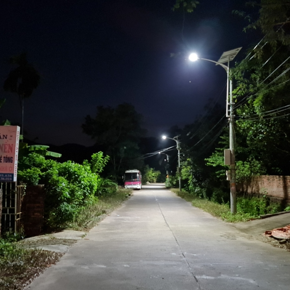 Đèn Đường Năng Lượng Mặt Trời SUNTEK LED Solar Street Light S3 135W - Chiếu sáng liên tục 28-30 giờ | Tuổi thọ 7-8 năm | Chống Nước/Bụi/Sét | Tự động Bật/Tắt | Điều khiển Từ xa - Hàng Chính Hãng - Bảo hành 36 tháng