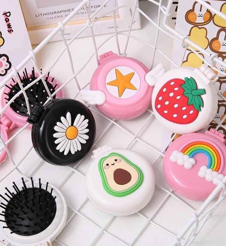 Gương Kèm Lược Massage Cầm Tay Nhỏ Gọn Xinh Xắn,Gương Lược Mini Gấp Gọn,Lược Tròn Chải Tóc Kiêm Gương Đa Năng Thiết Kế