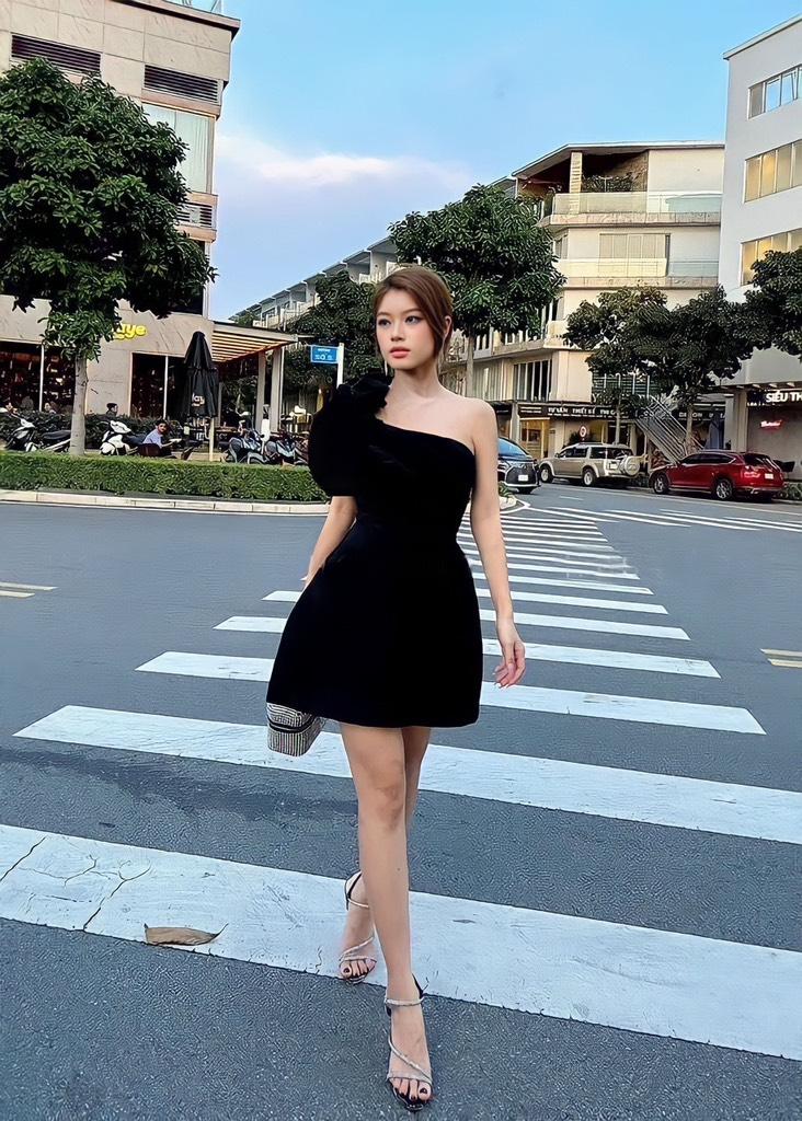 Đầm xòe gấm lệch vai nơ