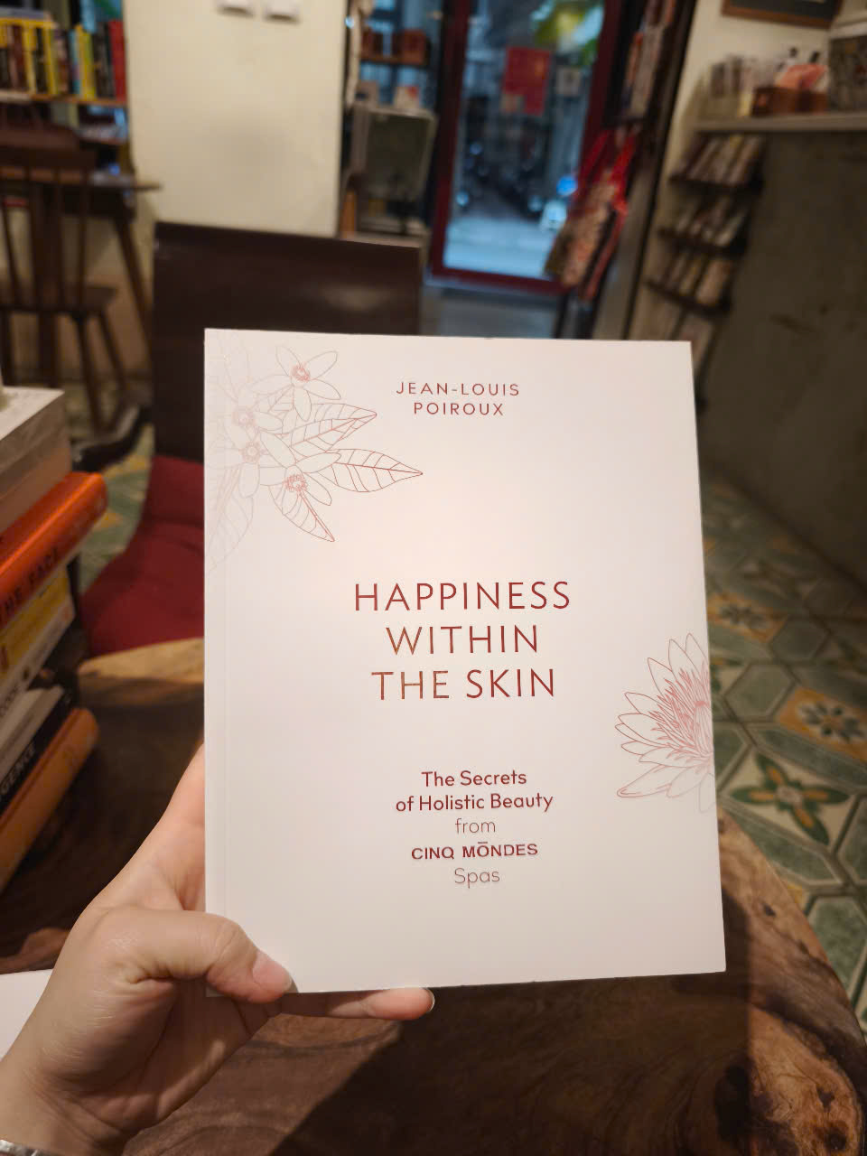 Sách - Happiness Within the Skin: The Secrets of Holistic Beauty by the Founder of Cinq Mondes Spas by Jean-Louis Poiroux