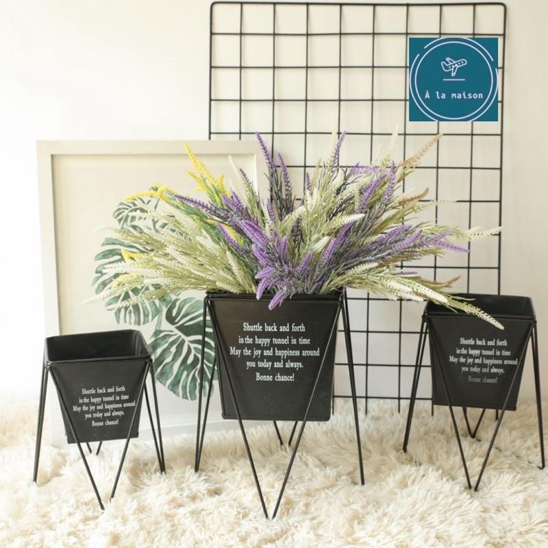 Cụm hoa lavender nhiều nhánh thanh mảnh cao 38cm dùng trong thiết kế trang trí nhà cửa, hoa cưới, hoa cô dâu