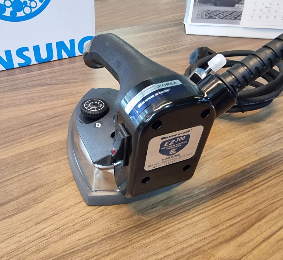Bàn ủi hơi nước công nghiệp SilverStar EZ-300 - Hàng nhập khẩu