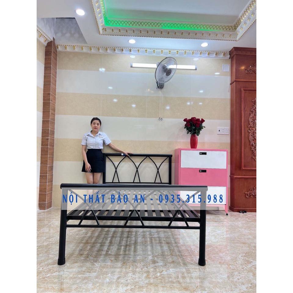 Giường sắt mỹ nghệ đan chéo nhiều kích thước, tháo lắp dễ dàng