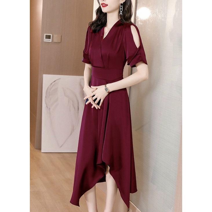 ĐẦM XÒE TRUNG NIÊN CỔ V ĐI TIỆC chất vải phi thun mềm mịn,đàn hồi nhẹ dễ mặc. Kiểu dáng đơn giản nhẹ nhàng,với thiết kế cổ v kèm lai xéo làm điểm nhấn,tạo nên chiếc đầm mang phong cách thời trang cách điệu,nhẹ nhàng và tính tính mà ko kém phần sang trọng
