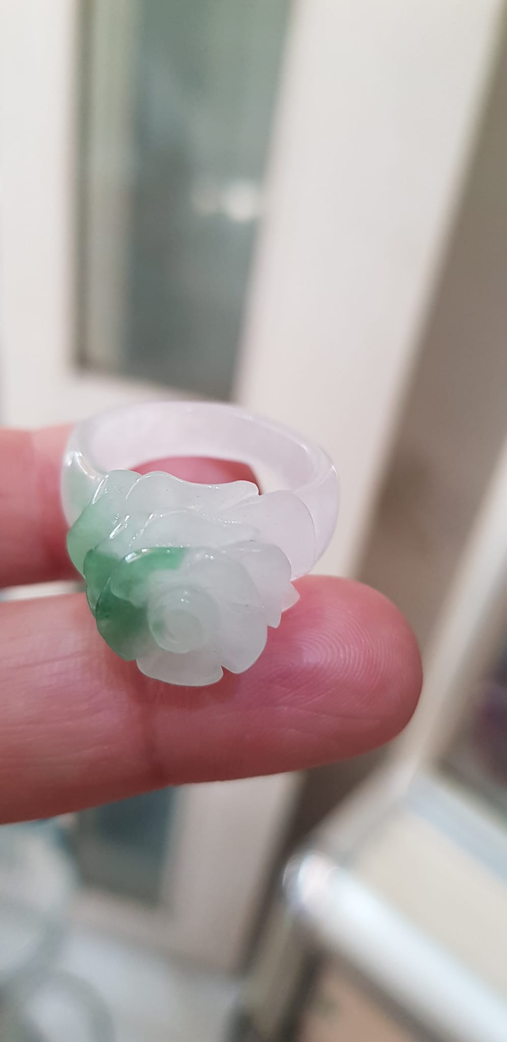 Nhẫn Nữ mới chạm Bông Hồng Nổi màu Trắng Xanh nhẹ rất đẹp đá cẩm thạch tự nhiên Ni 18mm đeo tay xinh lắm  ạ