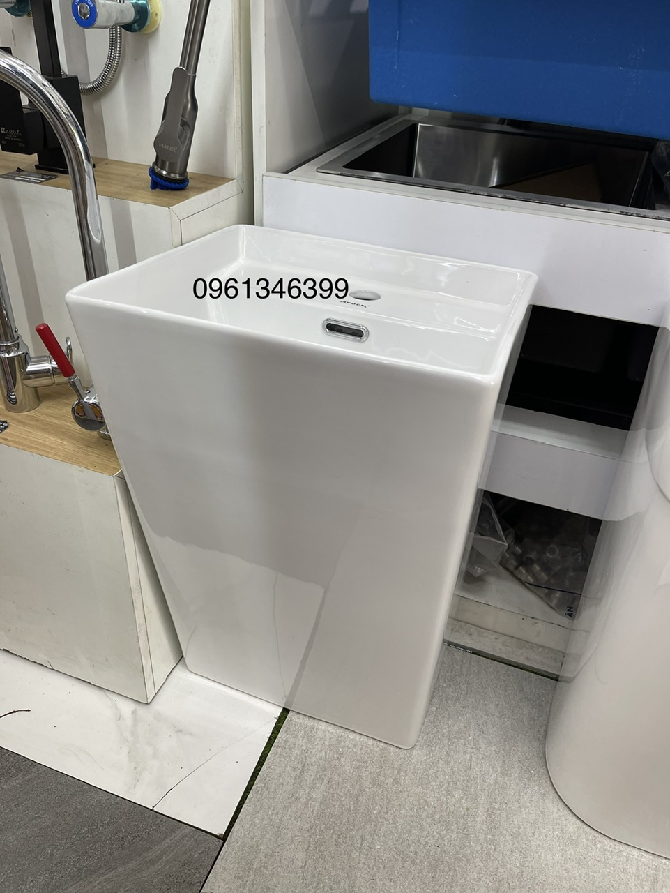 Chậu lavabo, chậu rửa mặt liền chân dài treo tường. Made in Thailan