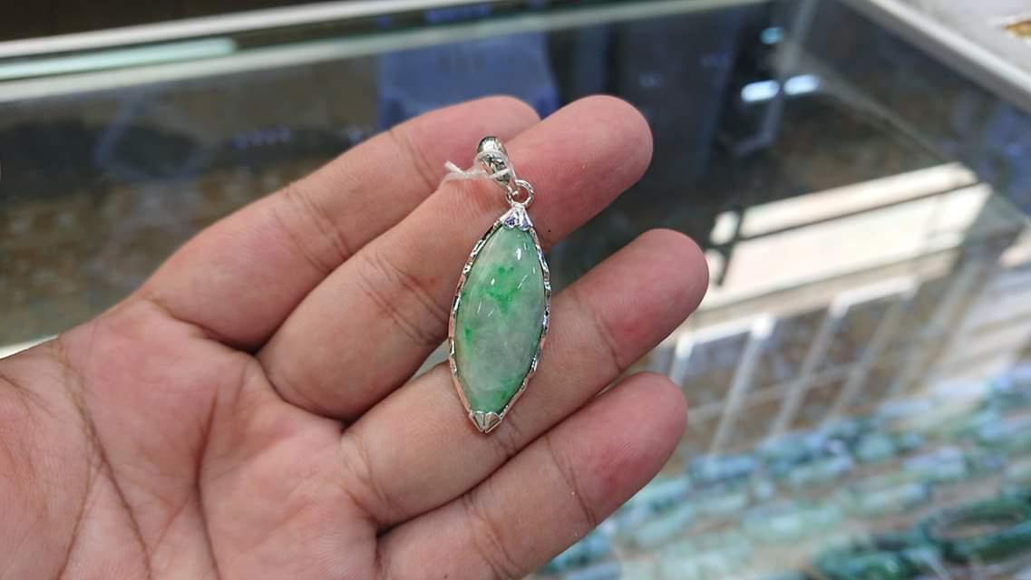 Mặt dây cẩm thạch thiên nhiên hình hạt dưa bọc bạc