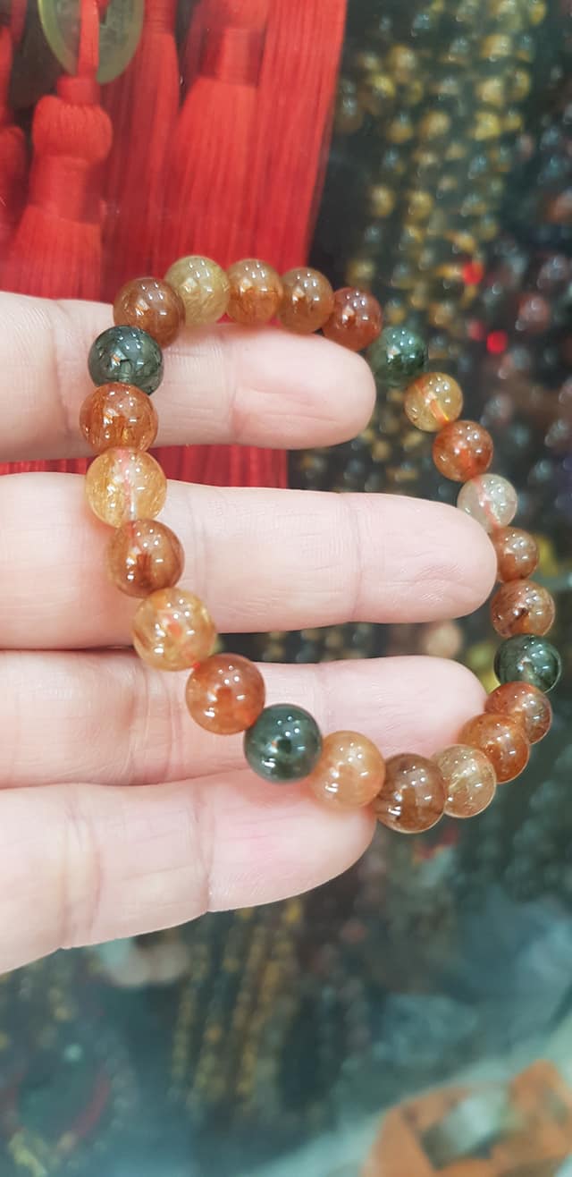 Vòng tay phong thuỷ may mắn đá thạch anh tóc tam tài màu bóng đẹp lắm size hạt vòng 8mm đá tự nhiên đeo tốt sức khoẻ, may mắn, tốt cho công việc đeo lên tay bóng đẹp màu rất xinh đẹp ạ