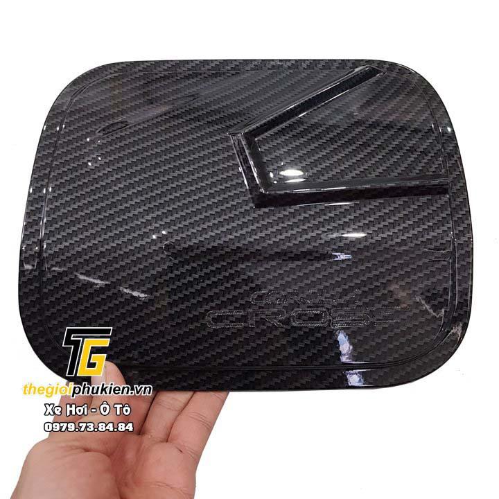 Ốp nắp đậy bình xăng Toyota Corolla Cross 2020 vân Carbon