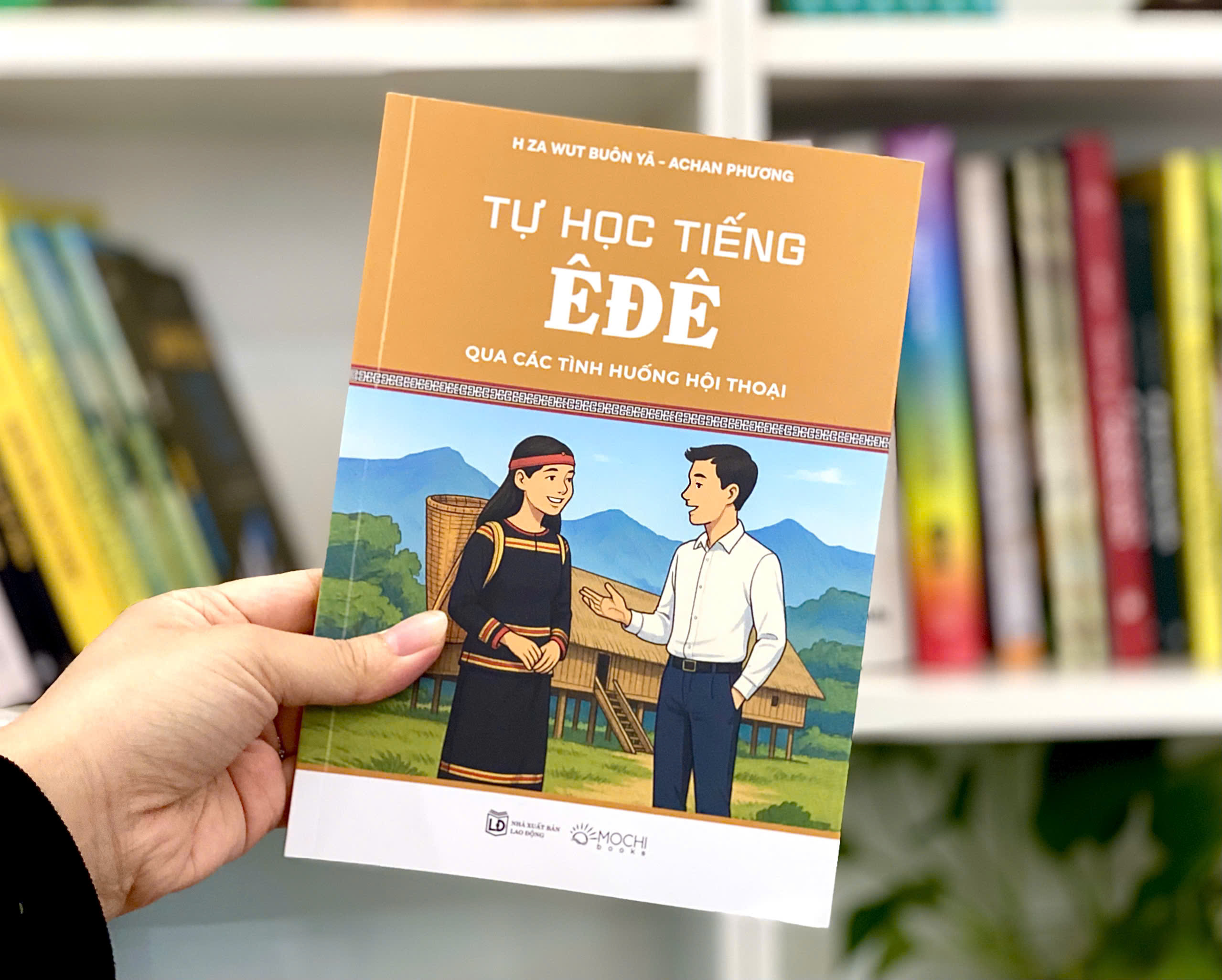 COMBO 2 cuốn: Từ vựng tiếng Êđê theo chủ đề và ví dụ thực tế (Song ngữ Êđê - Việt) + Tự học tiếng Êđê qua các tình huống