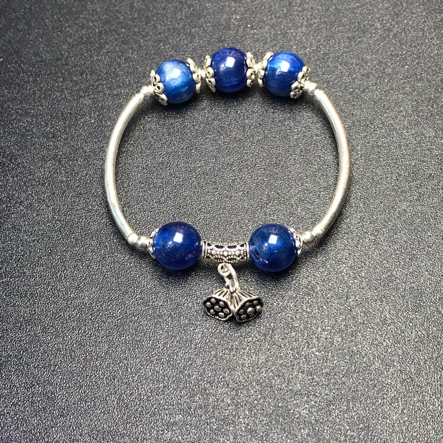 Lắc tay đá Kyanite thiên nhiên 10 ly mix Charm Bạc 925