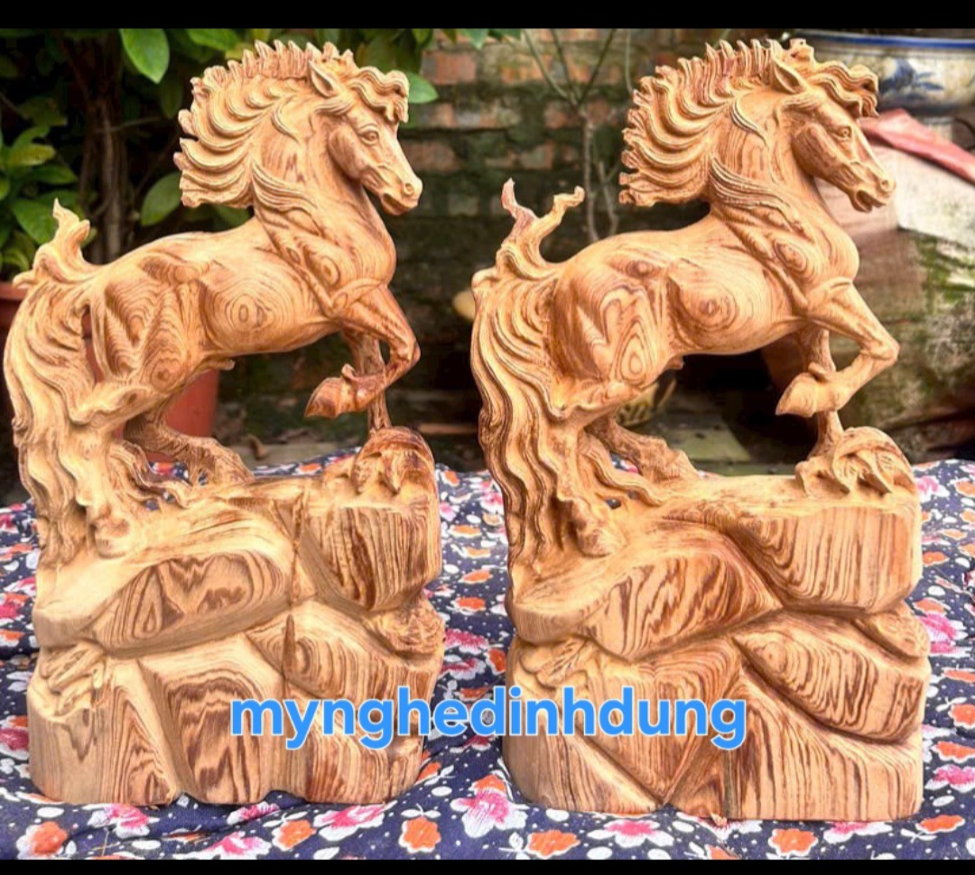 Tượng con ngựa thong dong phong thủy bằng gỗ ngọc am thơm nức cao 40x23x8cm