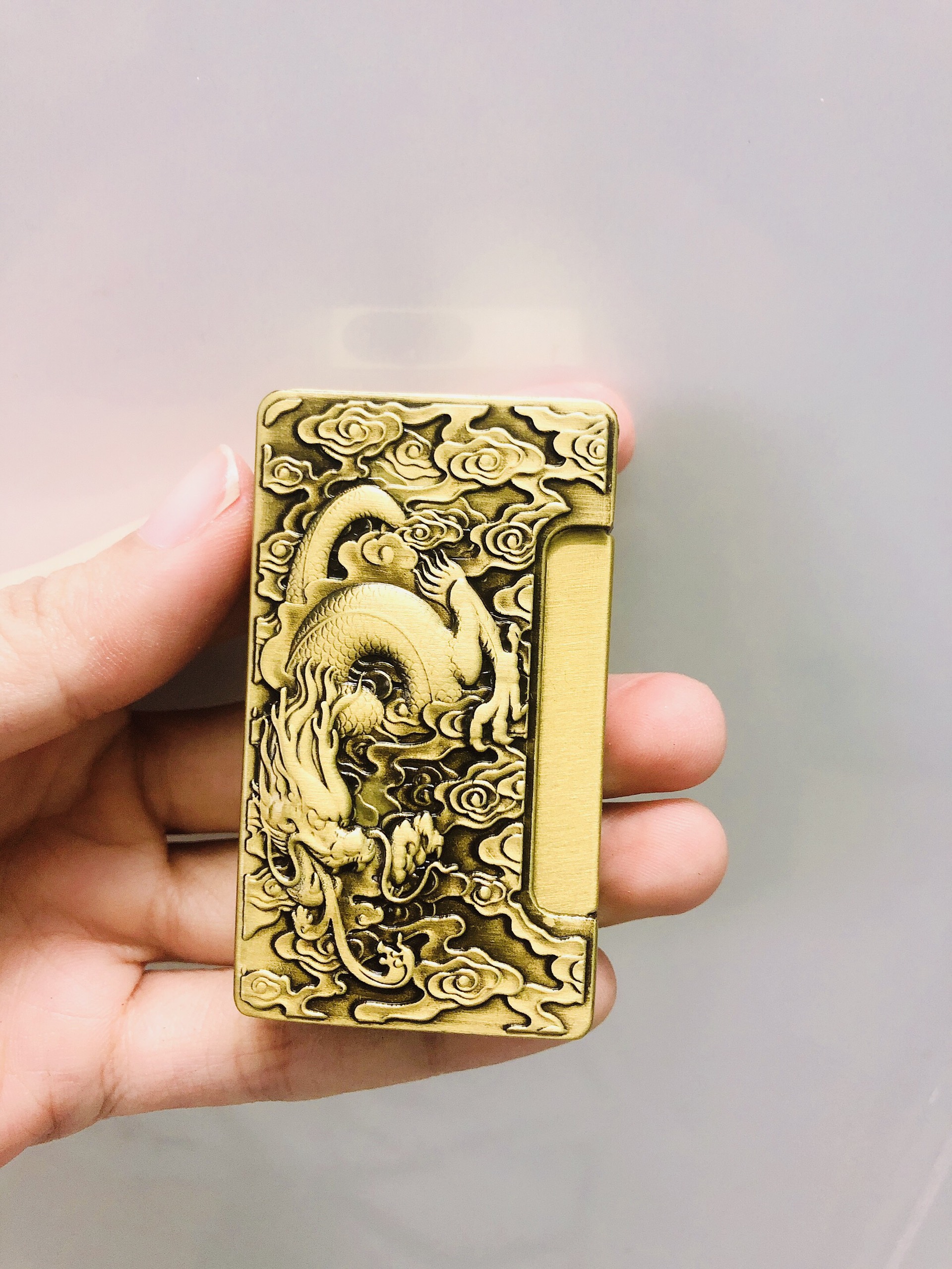 Bật lửa hột quẹt khè 2 tia bấm ngang hình Rồng khắc nổi - xài ga
