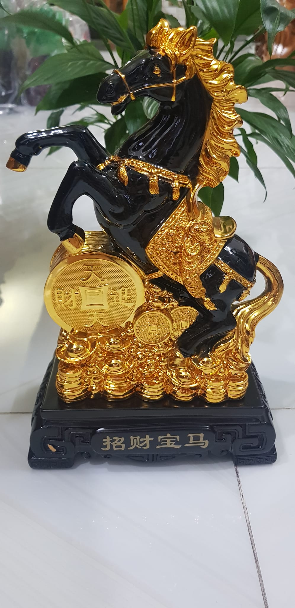 Tượng Ngựa Đen Hay Hắc Mã Phong Thuỷ Đứng Tiền Đế Gỗ Mới đẹp Cao 33cm Ngang 21cm Sâu 11cm Ý nghĩa biểu tượng Thành Công Tài Lộc mệnh Thuỷ mệnh Mộc trưng phòng khách nhà , công ty, bàn làm việc , quà biếu tặng ạ