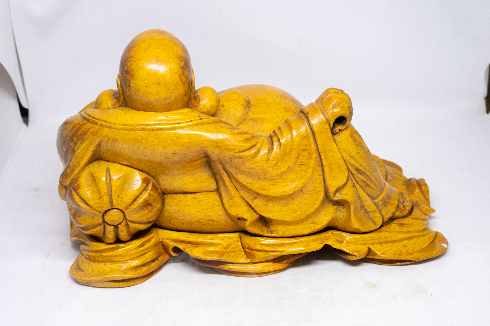Tượng Phật Di Lặc nằm kiêm lư đốt trầm bằng gỗ Pơ Mu tặng kèm một hộp trầm hương