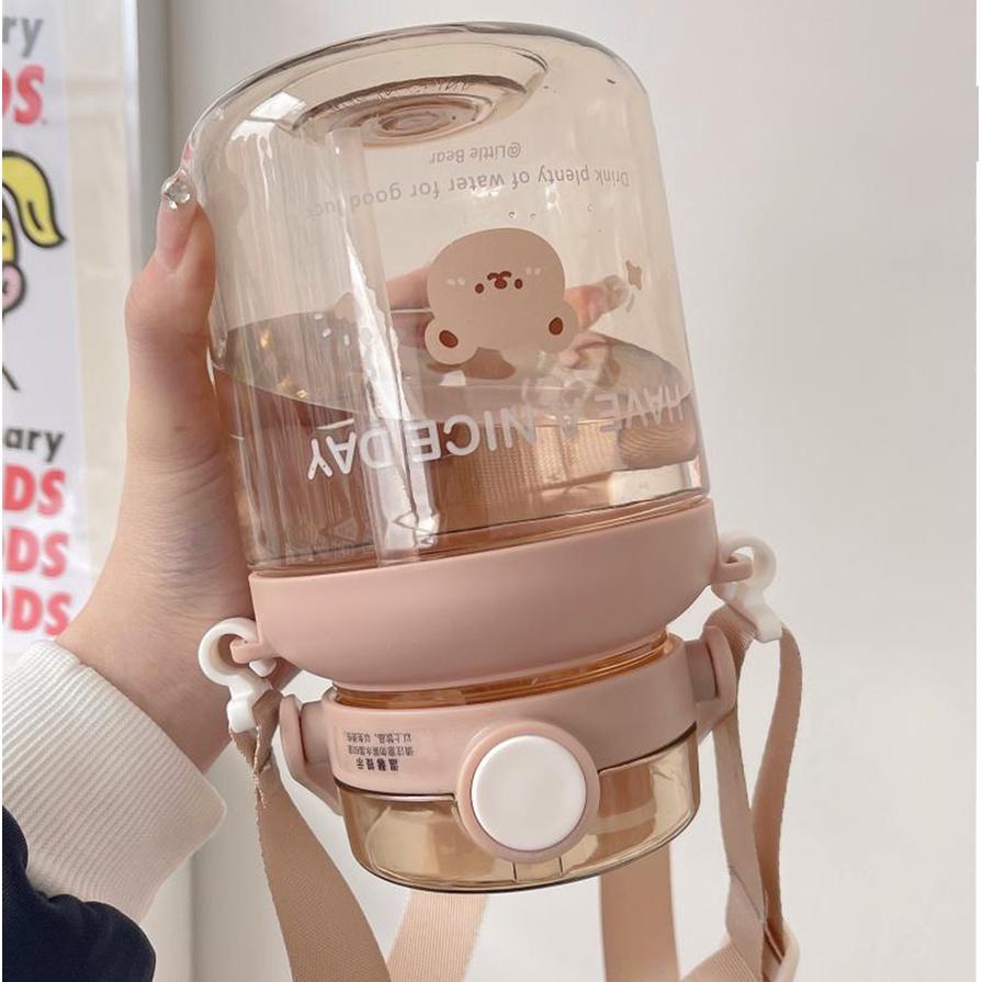 Bình nước cute hình gấu 1000ml dễ thương có quai xách và ống hút cô gái, bình đựng nước cho bé Gấu nâu be Ongvove BN