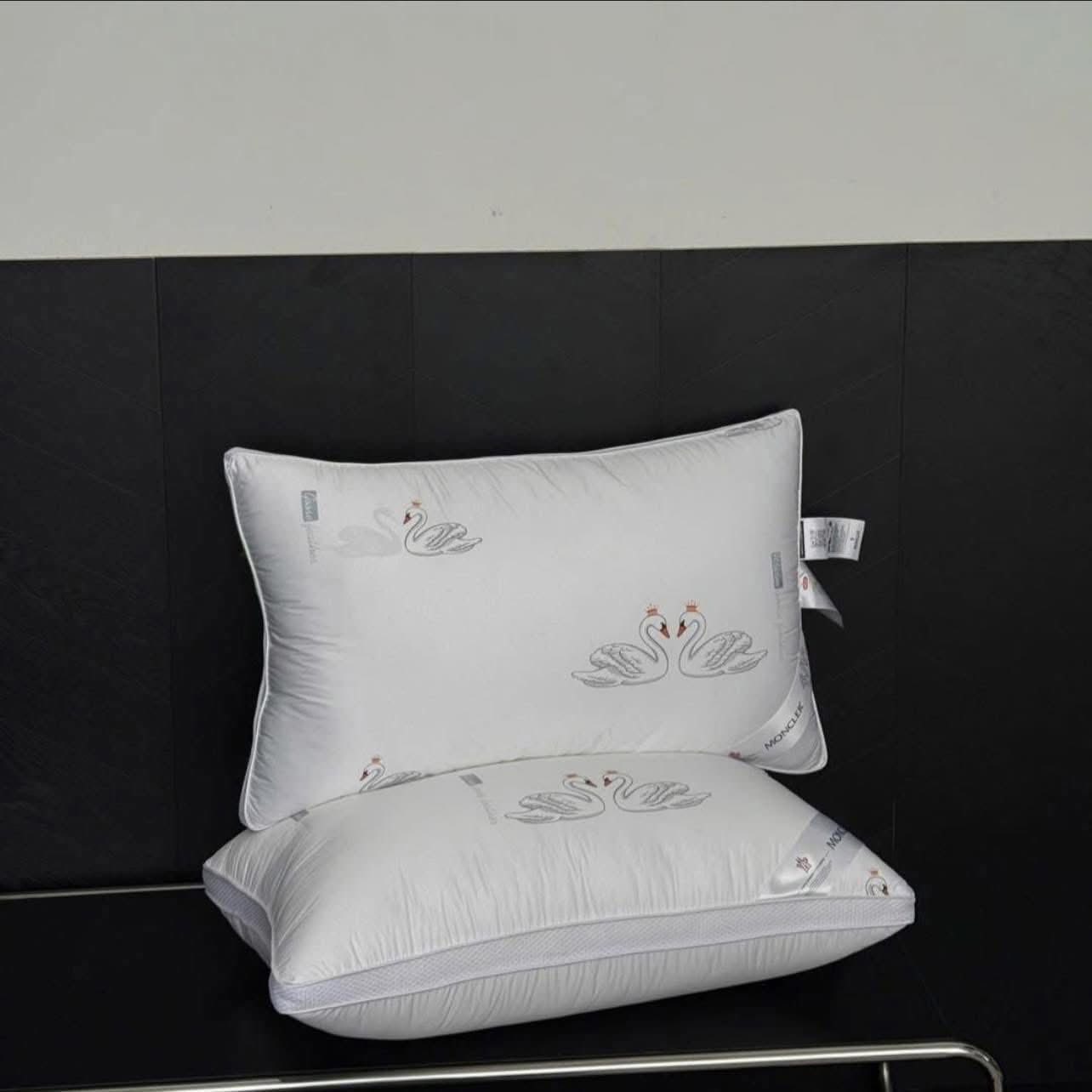 Set 2 gối Moncler size 48x74cm hàng chính hãng