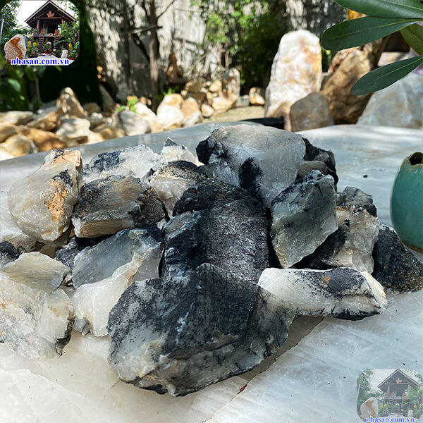Chặn giấy đá thạch anh tóc đen may mắn và tài lộc