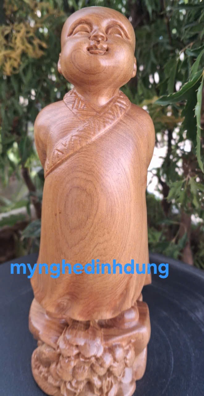 Tượng chú tiểu tùy duyên bằng gỗ bách xanh thơm ngọt cao 30x11x9cm