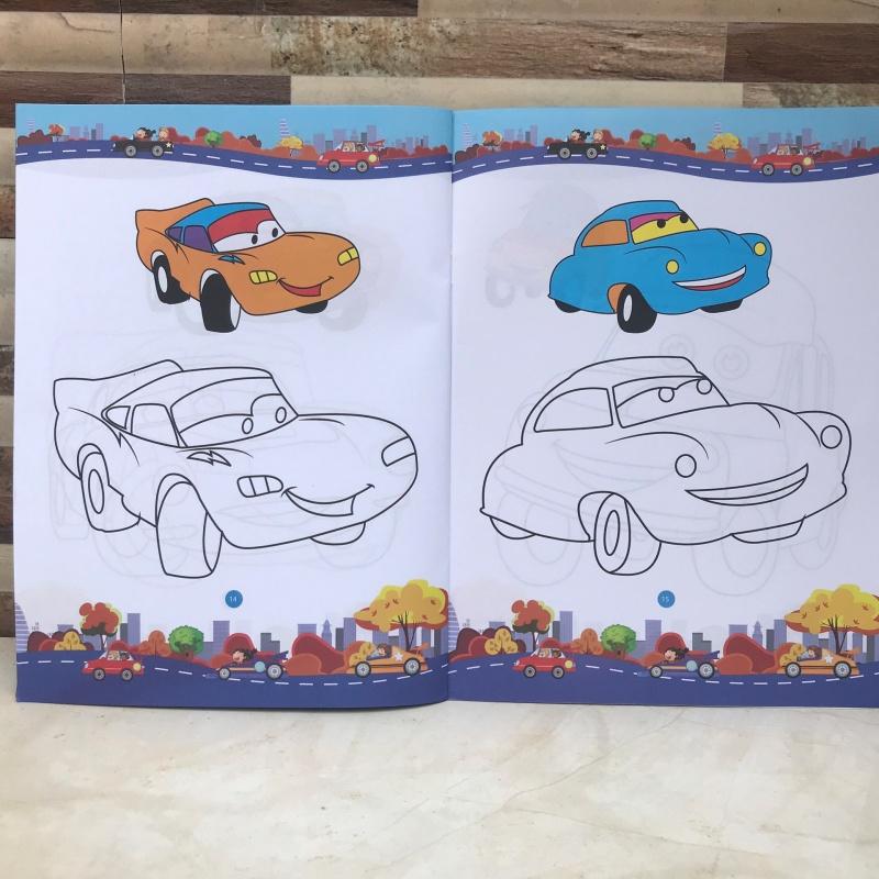 Bé tập tô màu thế giới xe hơi