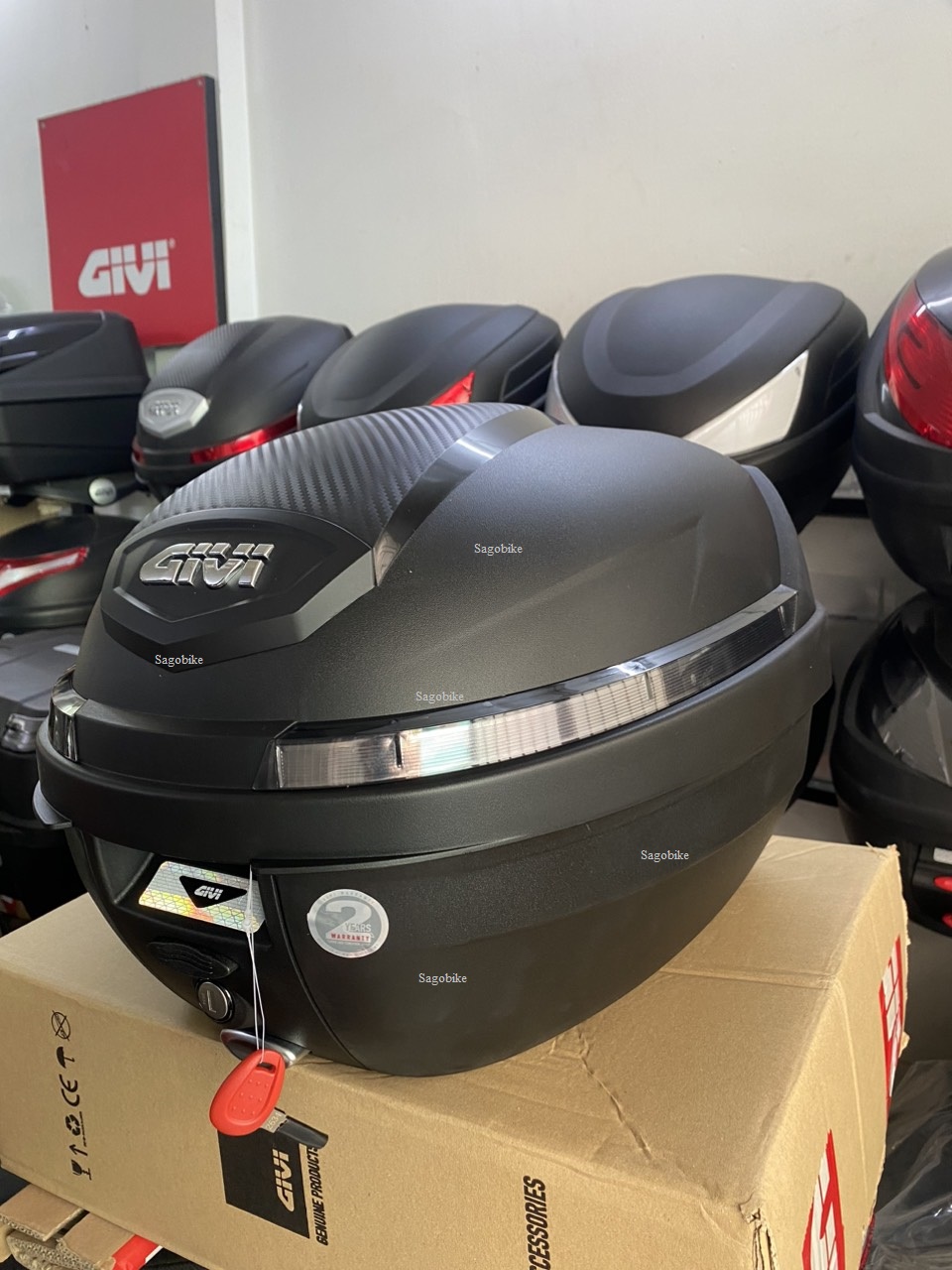 Thùng givi B270N2 dung tích 27 lit, kèm đế và ốc gắn.