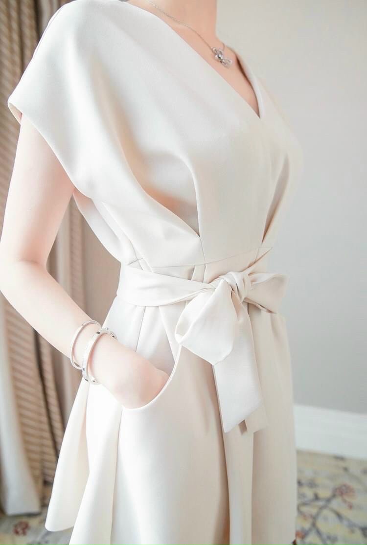 Jumpsuit đùi màu kem cổ chữ V Kèm Nịt
