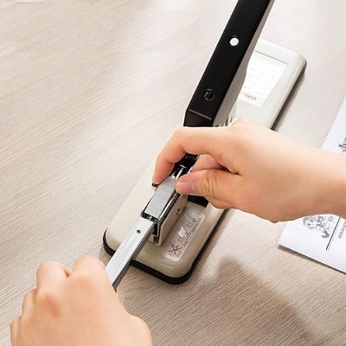 Dập ghim trung 80 tờ Deli - E0394