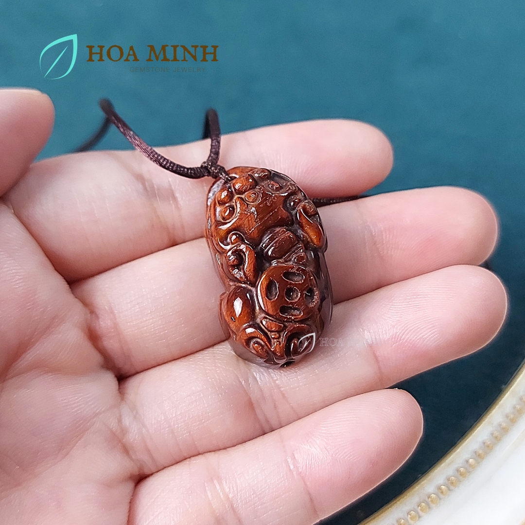 Mặt dây chuyền cụ Tỳ Hưu Kim Tài Lộc chất đá Mắt Hổ đỏ nâu tự nhiên size 16.8x29mm