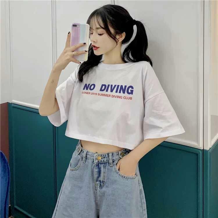 Áo thun croptop nữ in chữ form rộng