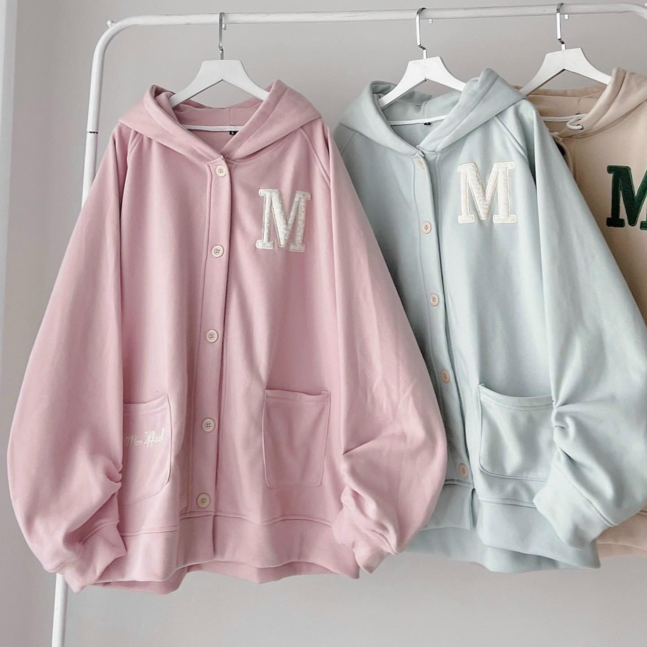 Áo Hoodie Khoác nút nỉ bông thêu M màu xanh form rộng nam nữ, [ẢNH THẬT-CÓ SẴN] Áo Khoác Nỉ Thêu M Màu Mint Form Rộng Unisex Nam Nữ Có Túi Trước, Áo Khoác Nỉ UNISEX ️ Áo nỉ cài cục khoác ngoài kiều dáng ULZZANG, áo cardigan có nón phối nút