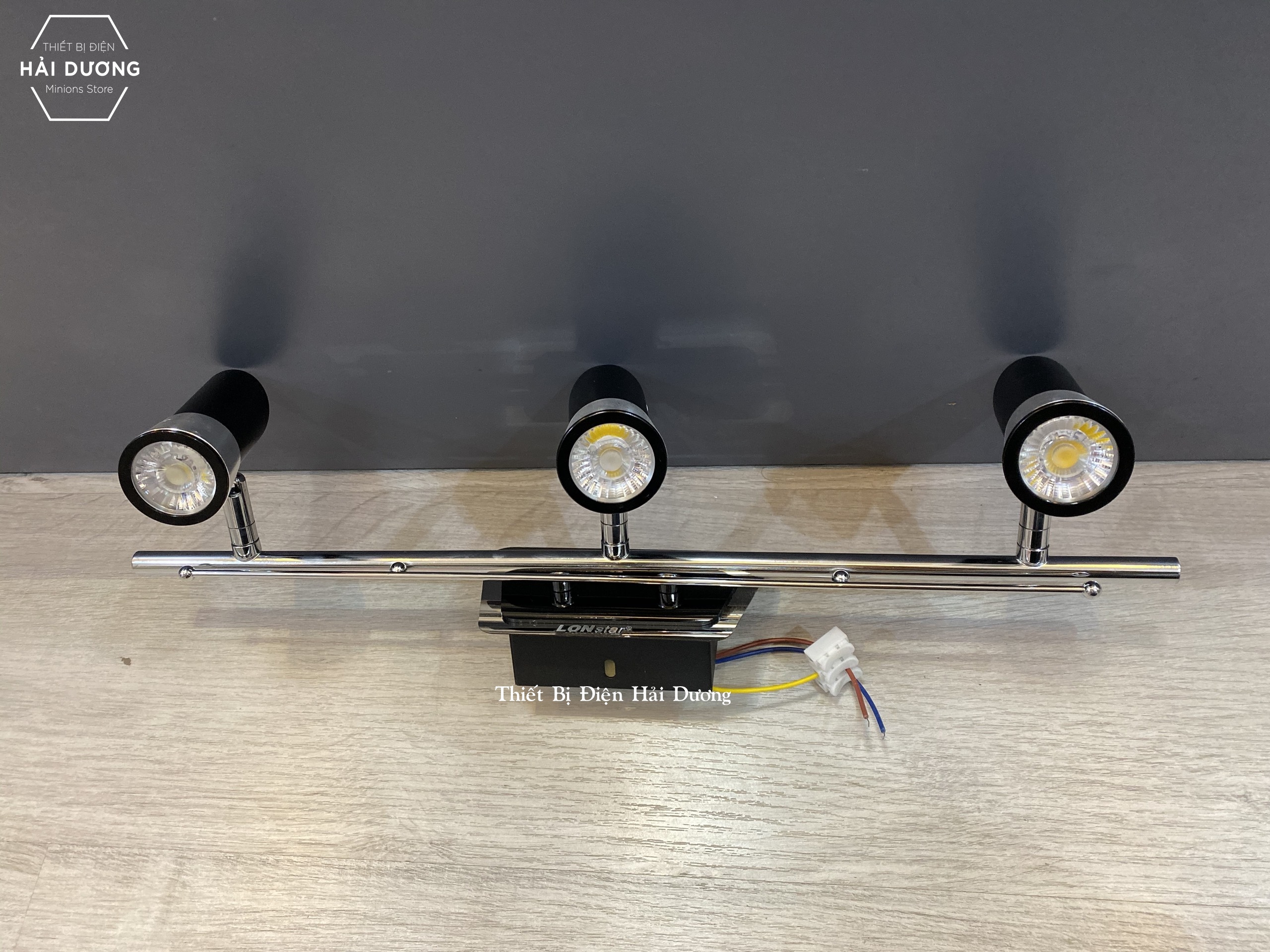 Đèn soi tranh - Đèn rọi gương Led model 8149/3 15w Ánh Sáng vàng - Điều chỉnh được góc chiếu