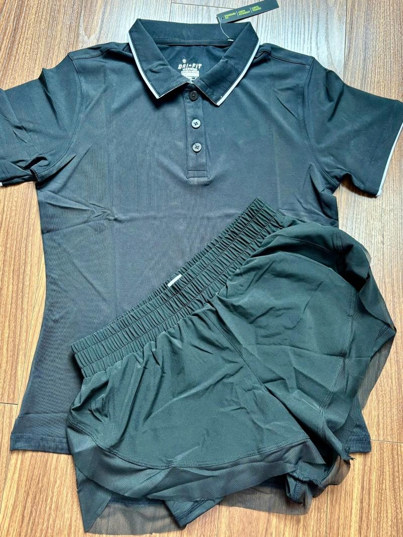 Set đồ nữ gồm áo thun cổ trụ và quần đùi 2 lớp phong cách thể thao sang trọng
