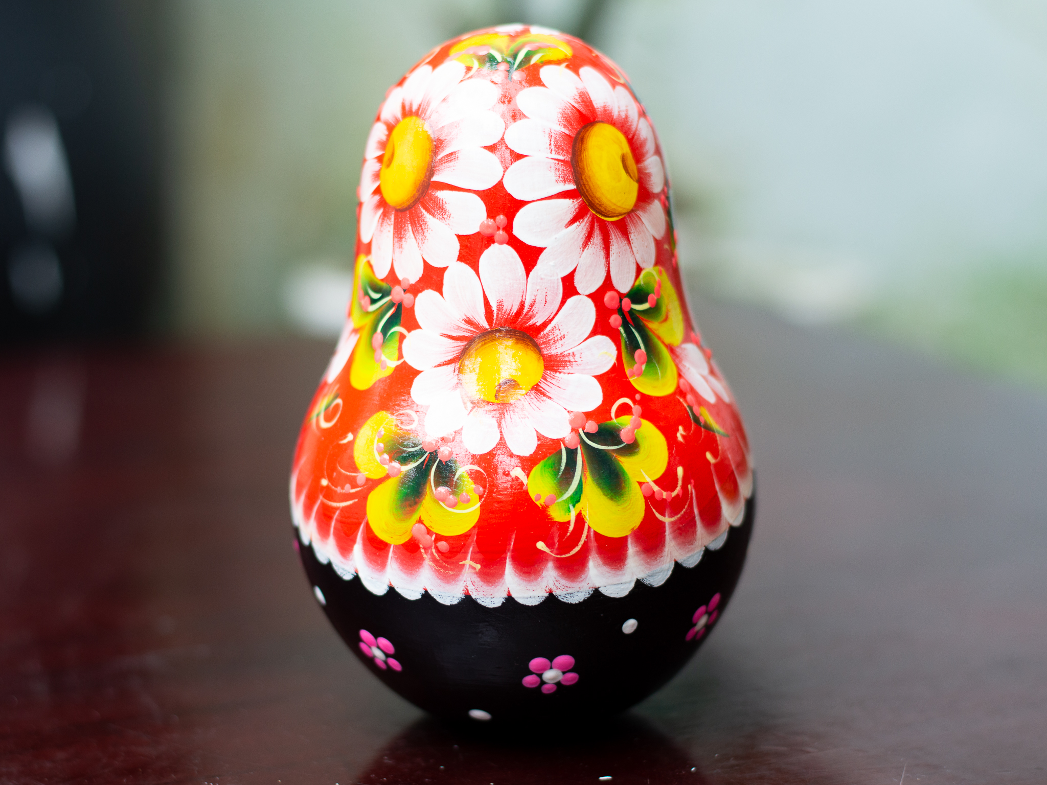 BÚP BÊ LẬT ĐẬT NGA SIZE 16CM VẼ HOA VĂN "CÔ BÉ ÔM ĐÀN BALALAIKA" CÓ CHUÔNG
