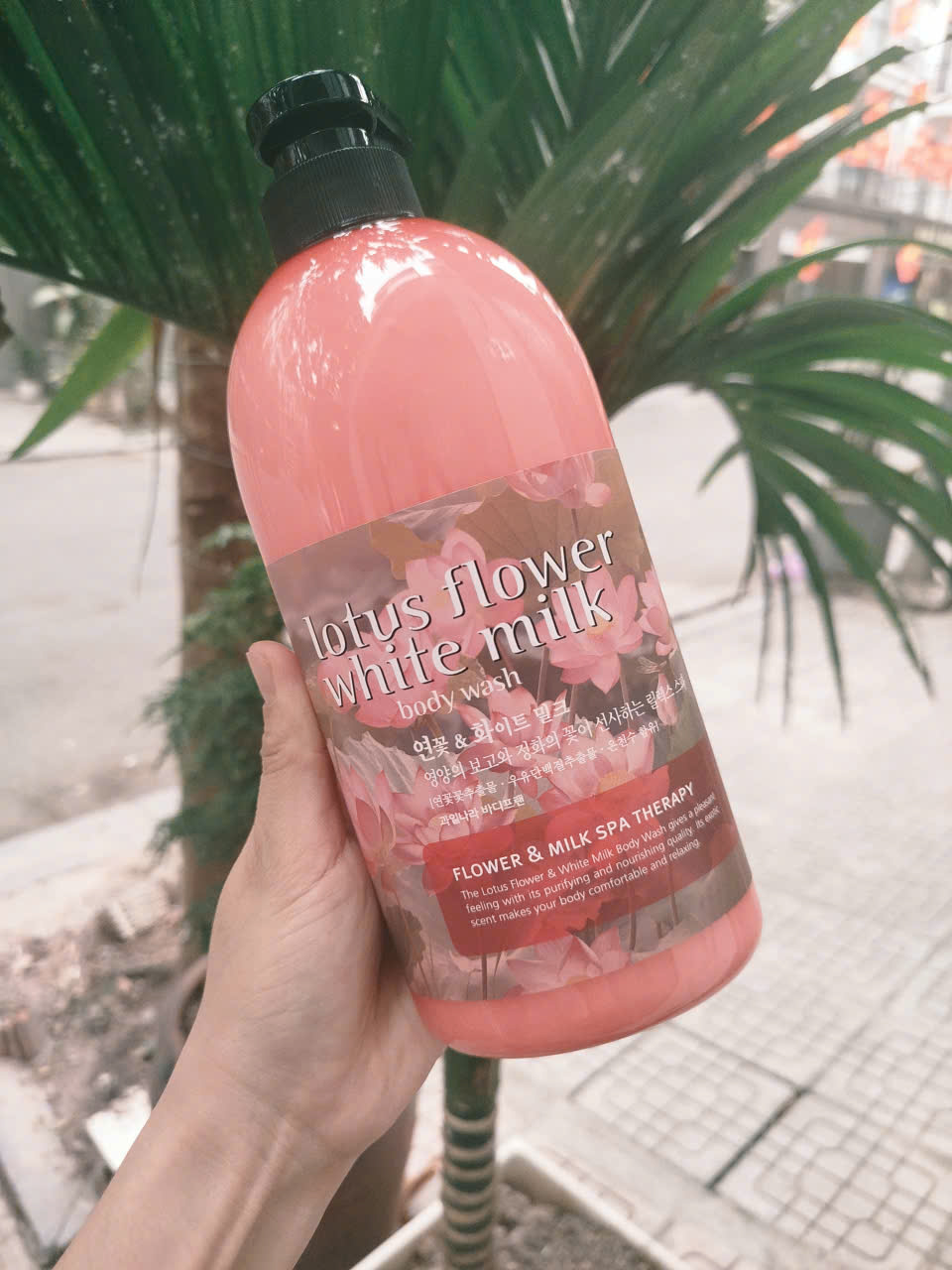 Sữa tắm hương sen Hàn Quốc Welcos Lotus Flower White Milk 750ml