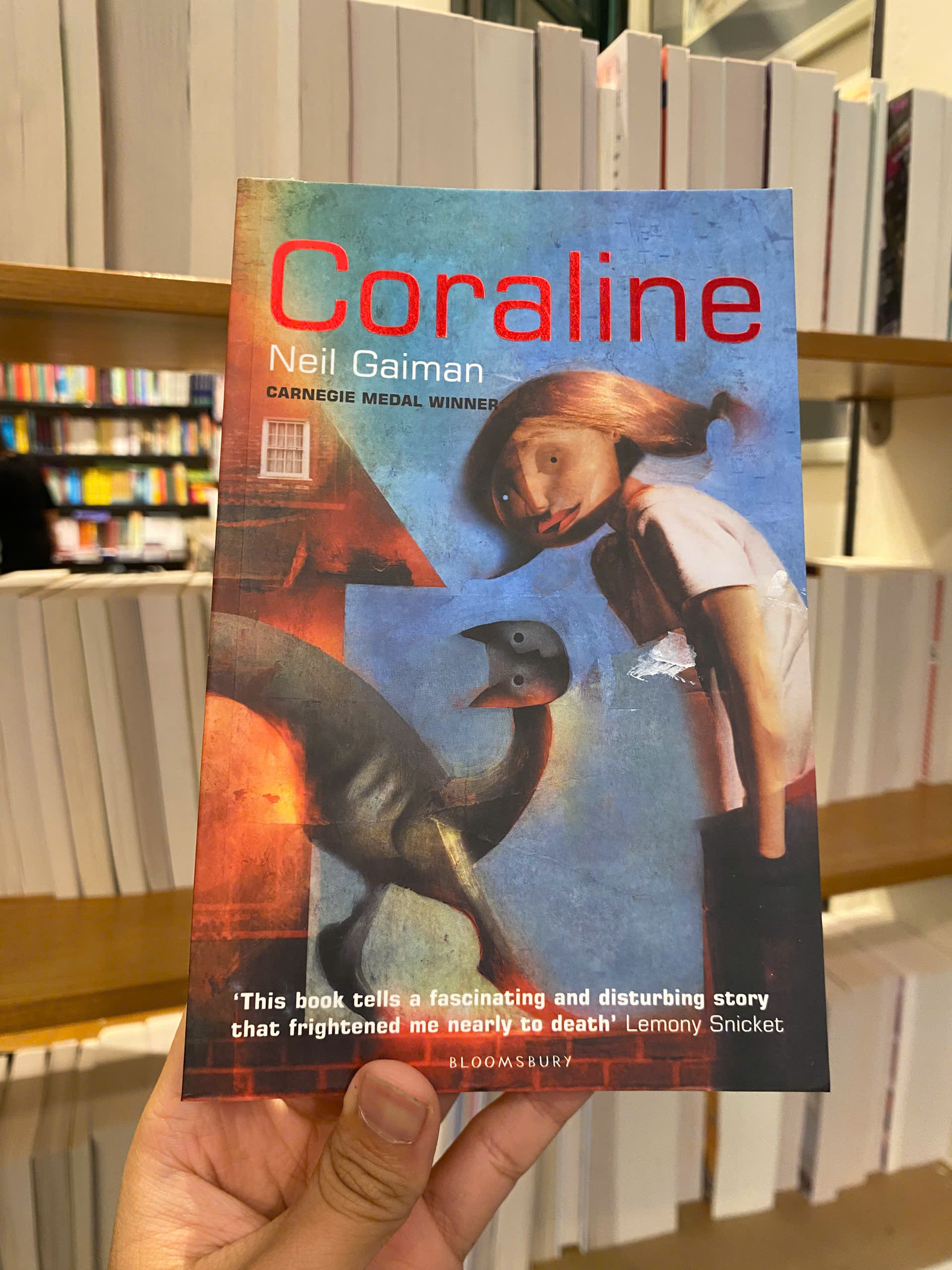 Sách - Coraline by Neil Gaiman - Fantasy/Horror/Fiction book in English - Sách Ngoại Văn Nhập Khẩu
