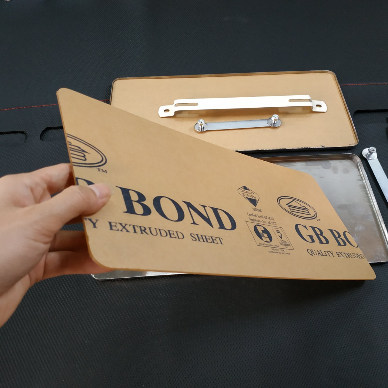Bộ 2 khung biển số ô tô có logo trang trí khung inox gò mép chống nước dùng cho biển vận tải và biển mới đăng kí