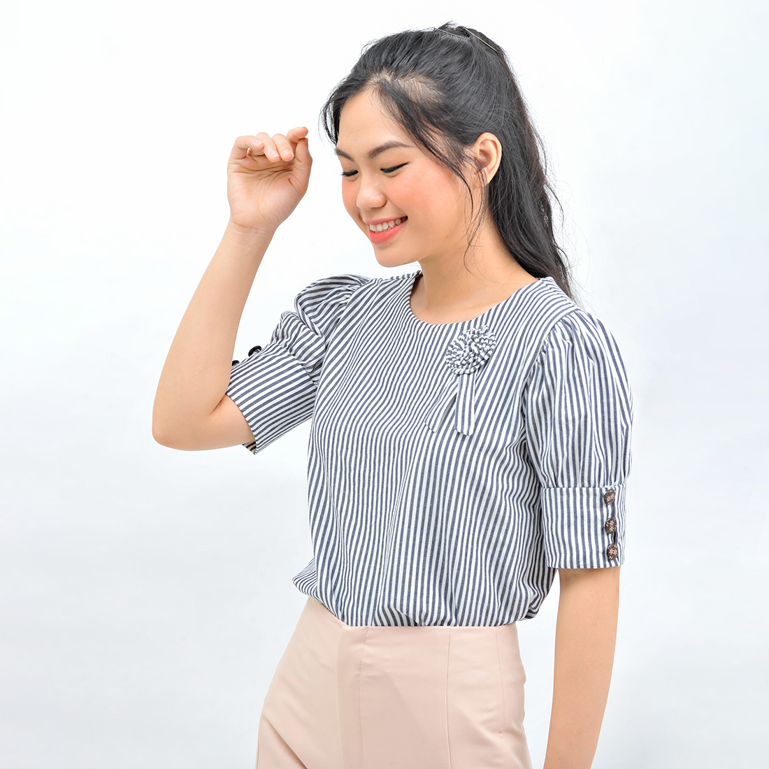 Áo kiểu nữ thời trang Eden dáng suông. Chất liệu cotton linen mềm mại, không nhăn. Màu sắc trẻ trung, họa tiết kẻ sọc phù hợp với mọi dáng người - ASM120