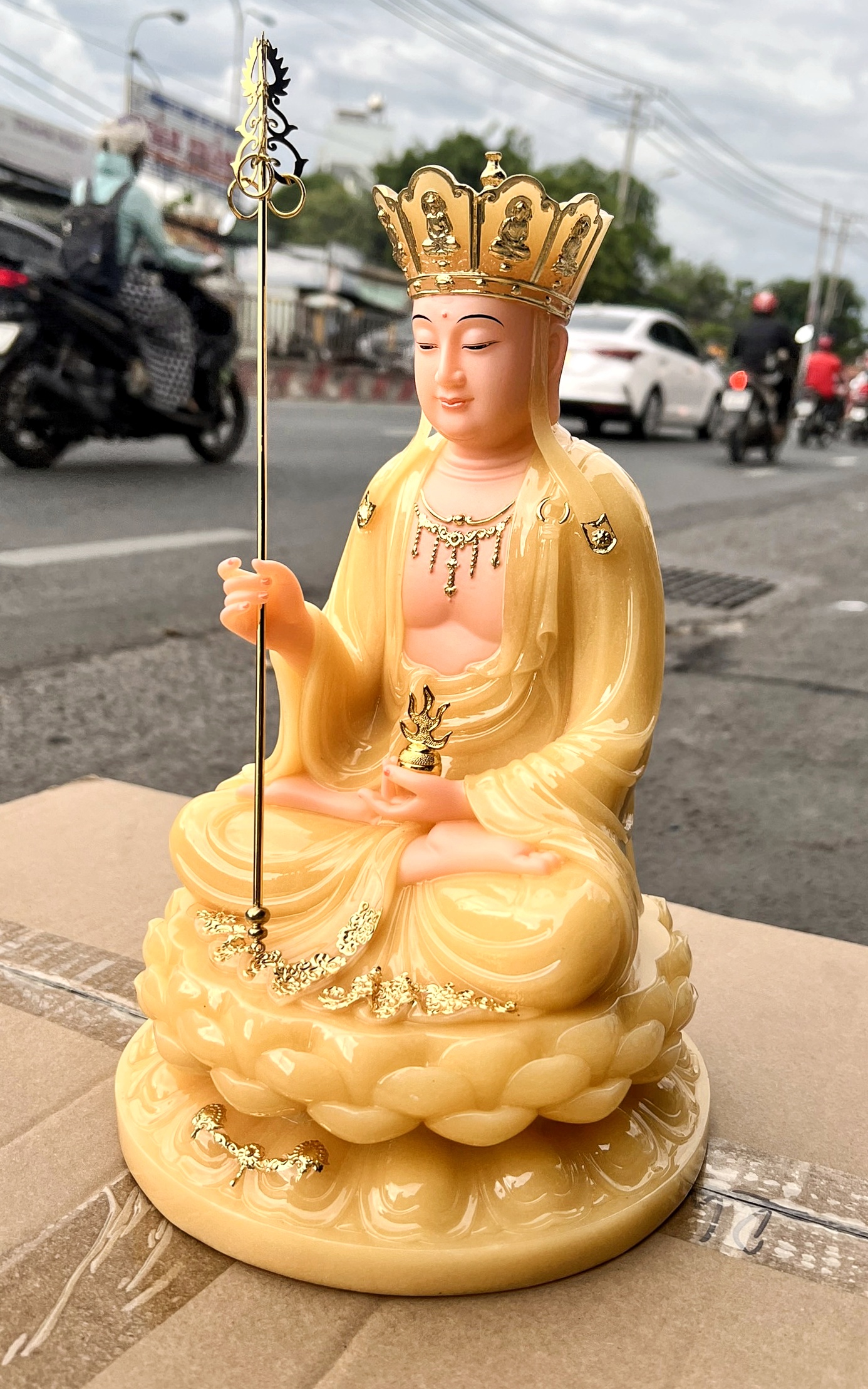 Tượng Địa Tạng Vương Bồ Tát ngồi trên đài sen bằng đá nhập khẩu cao cấp cao 31cm– màu vàng thạch anh