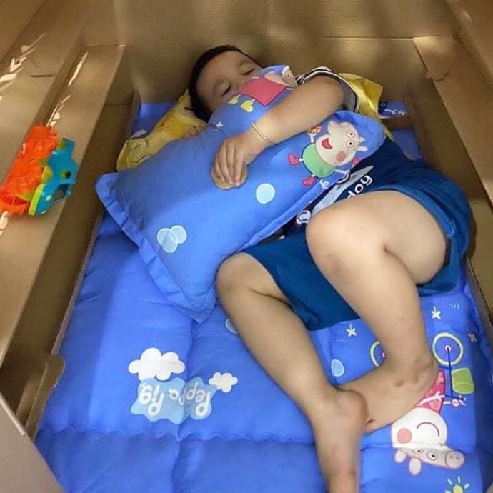 Nhà bìa carton cao cấp tặng 10 khẩu trang vải cho bé