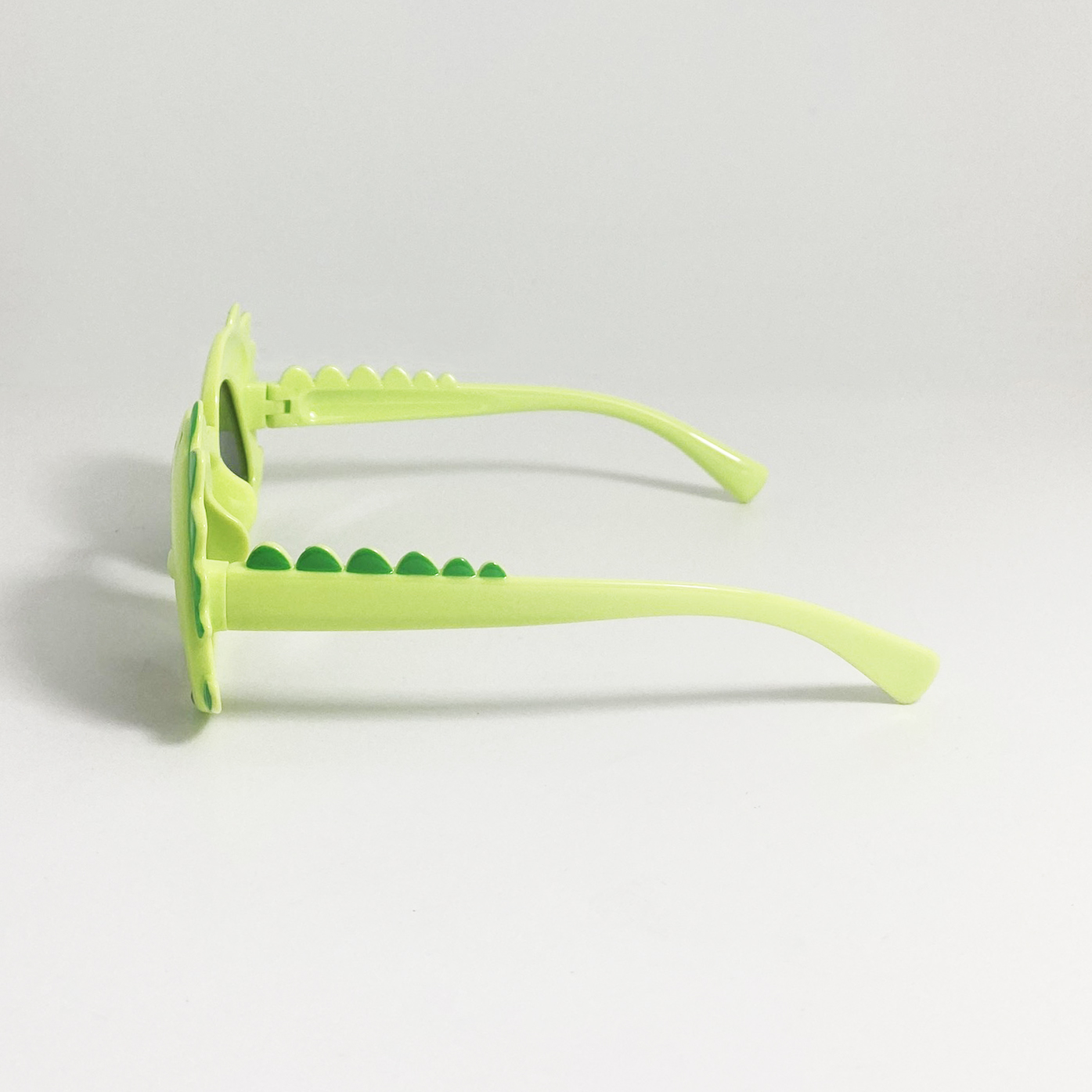 Kính mát trẻ em gọng dẻo kiểu kính hình khủng long dino siêu dễ thương dành cho bé từ 2 đến 7 tuổi  Jun Secret BE8067