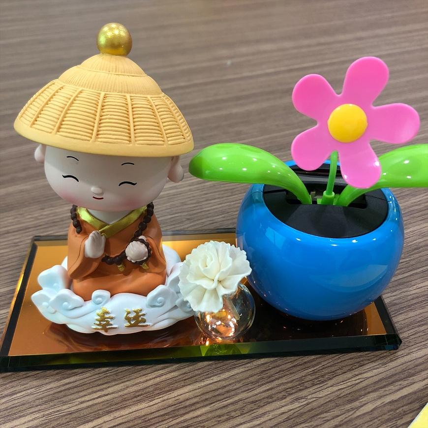 Tượng nước hoa chú tiểu gật đầu dễ thương trang trí xe hơi, ô tô