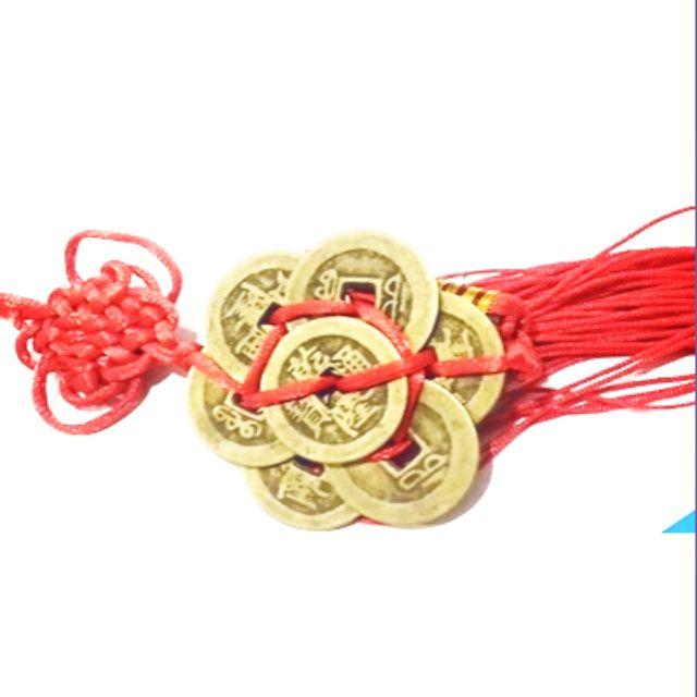 Tiền xu lục đế may mắn.