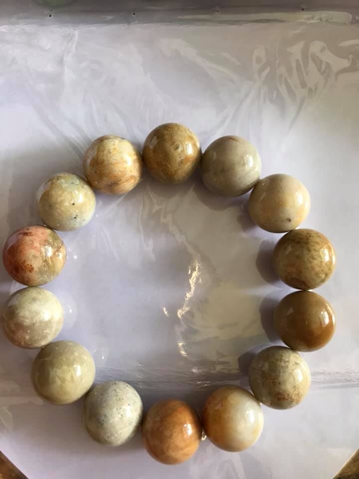 Vòng Nam Đeo size 14ly gồm 14 hạt vô cung Chât liệu SAN HÔ HÓA THẠCH Vòng Màu vàng trắng Sáng Nam đeo tay đẹp sang tốt ạ