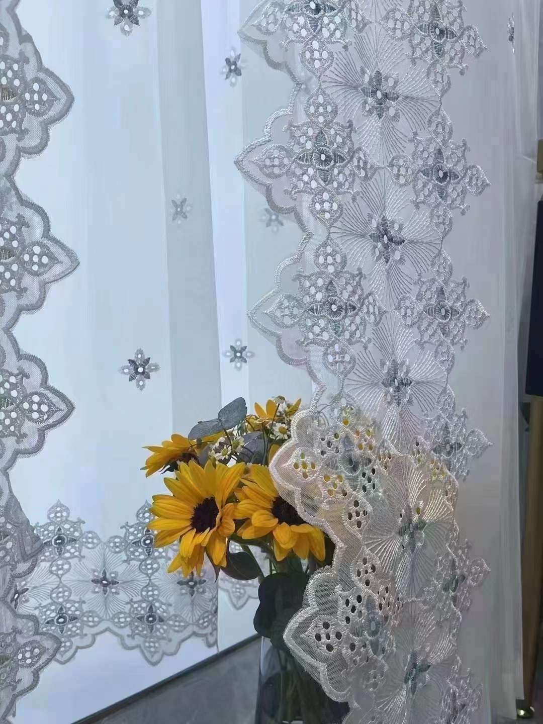 Vải rèm voan thêu 4 cánh màu ghi và màu xanh dương